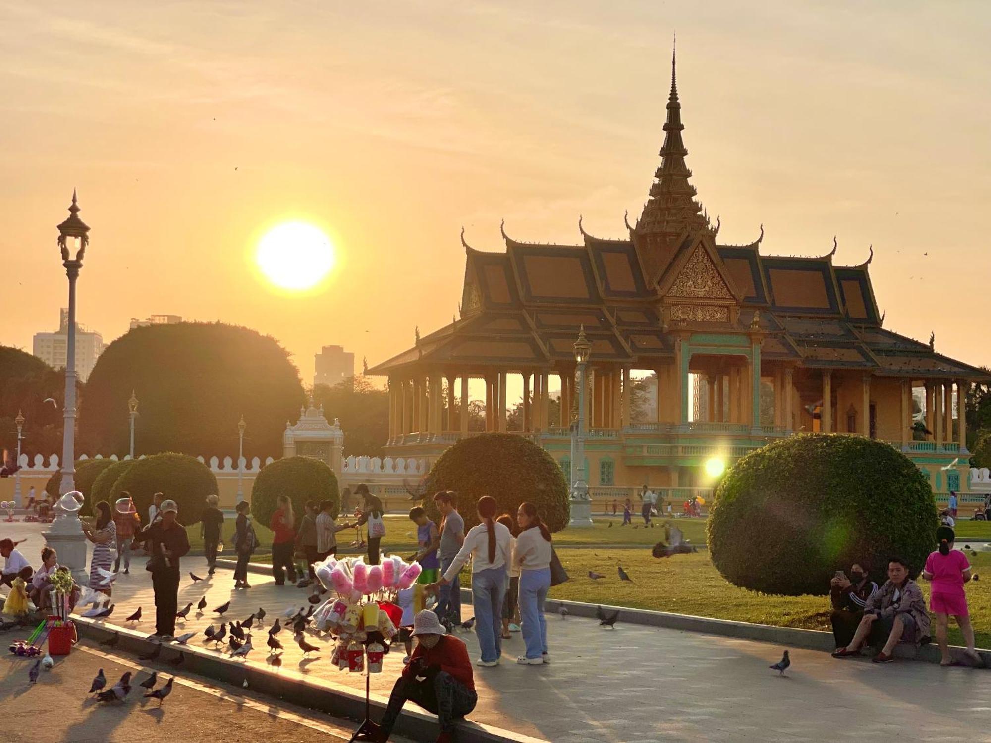 Rs Central Apartments - 200M To Royal Palace Phnom Penh Exterior photo