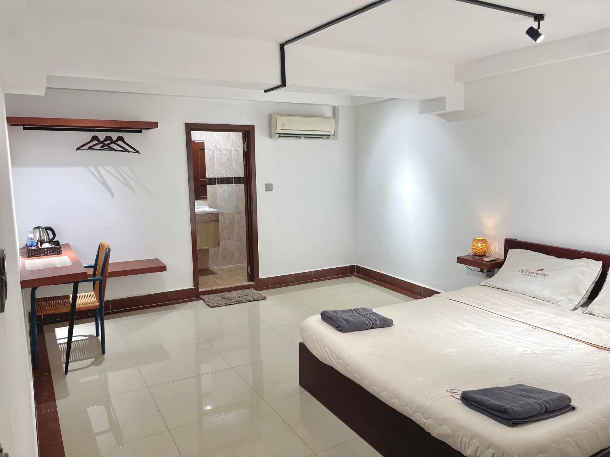 Rs Central Apartments - 200M To Royal Palace Phnom Penh Exterior photo